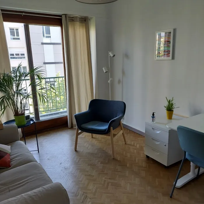 Cabinet de psychologie à Grenoble : canapé, fauteuil et grande fenêtre ouverte sur la ville