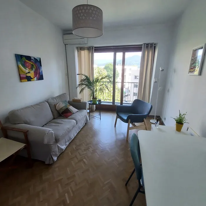 Espace thérapeutique du cabinet de psychologie à Grenoble : fauteuil bleu devant la fenêtre